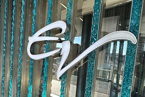Eddie V restaurant logo