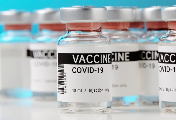 実験台に置かれたCovid-19ワクチンの入ったアンプル