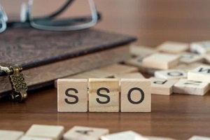 テーブルの上に置かれた木のブロックに書かれた「sso」